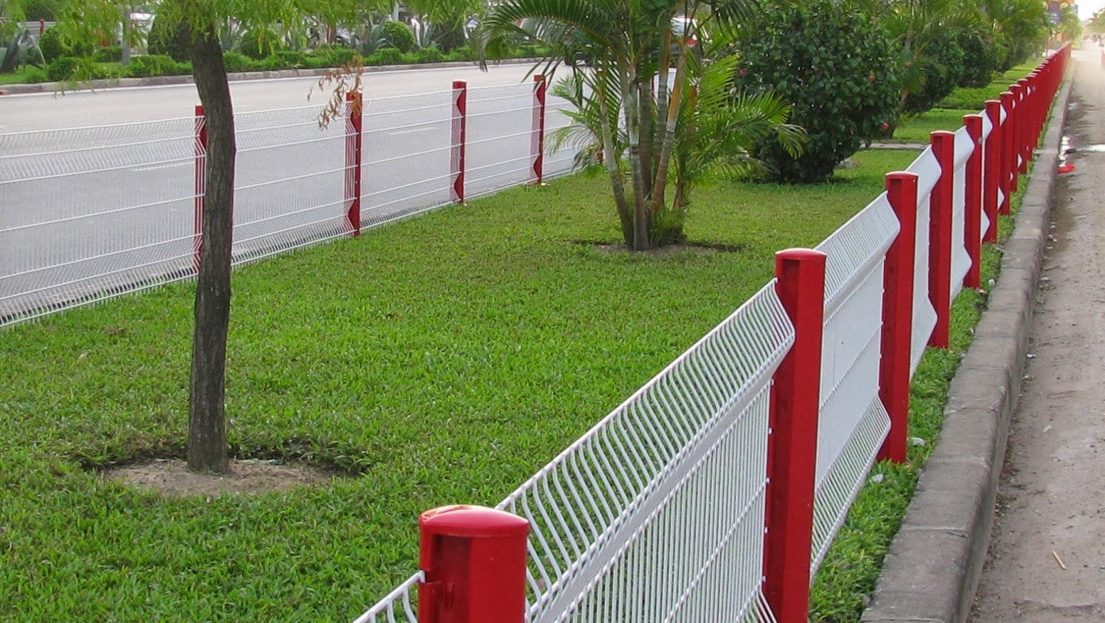 Hàng rào bảo vệ lòng đường, hành lang giao thông